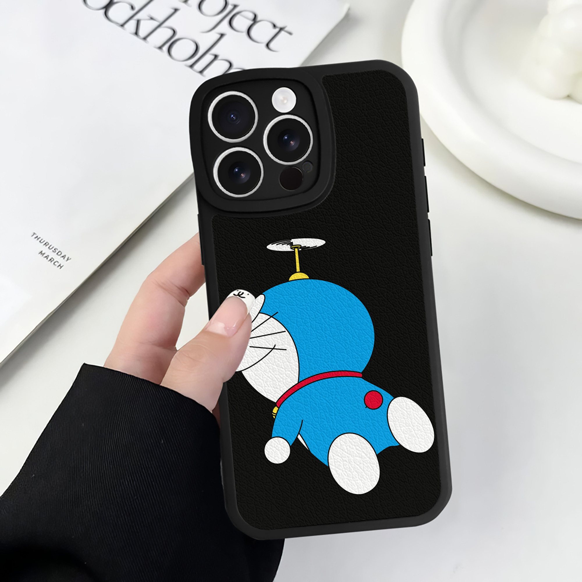 （画像用） ドラえもん Doraemon 【iPhone 16シリーズ対応】シリコンスマホケース（レザー調） 材質：シリコン